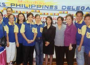 Pres. GMA's daughter Luli Arroyo (center) pose together with delegates during send off party at TESDA offices 