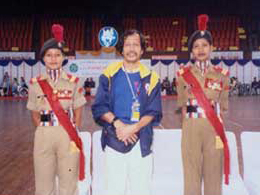 Gold Medalist Jose Dela Cruz with India guards picture