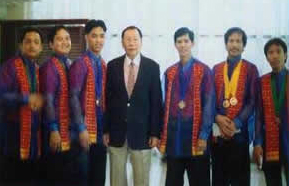 Medalists pose together with then Executive Seceretary Alberto Romulo. 