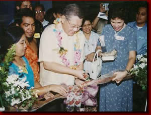 Quezon City Mayor Sonny Belmonte Cutting the Ribbon