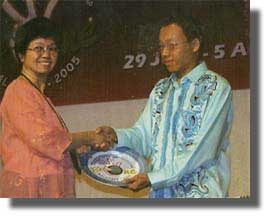 Teacher Paz accepts Plaque of Appreciation from YMCA a Kuala Lumpar, Malaysia